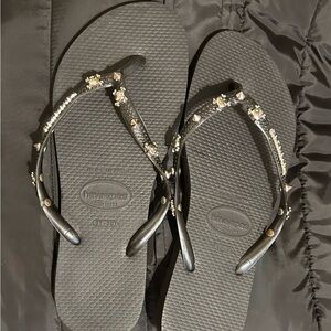 Havaianas skull and bone detail with studs silver hardware detail. 37/8
